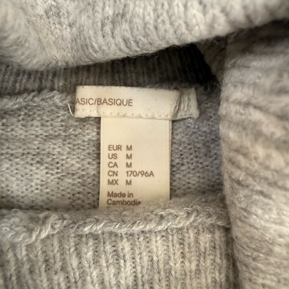 3/$30 - H&M Cozy Light Gray Women's Turtleneck Sweater - Picture 2 of 5